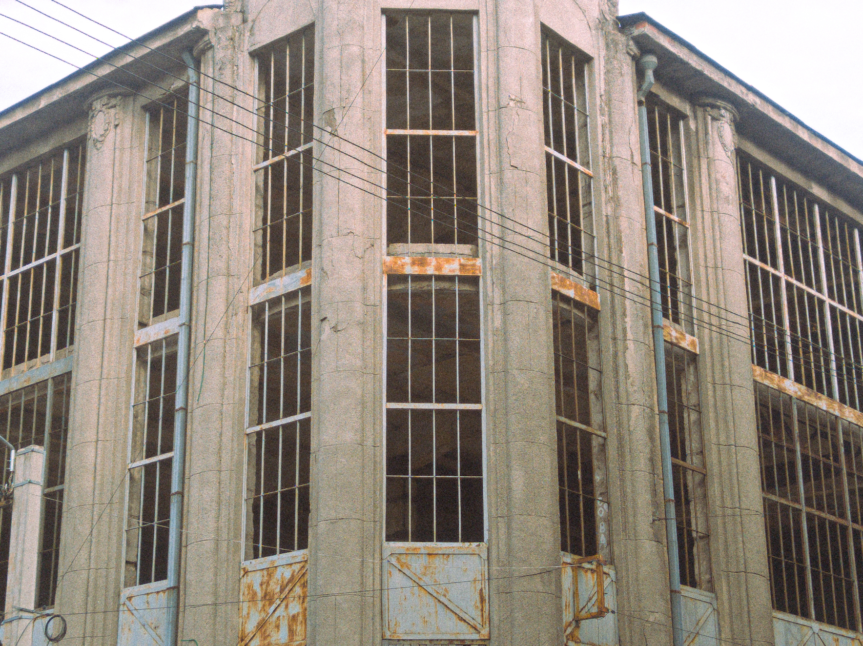 Decaying factory facade โ photo by TEMPHIOT